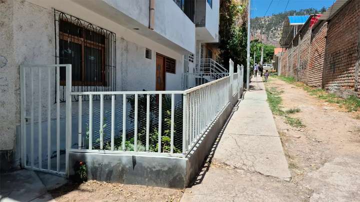 Invasión de calles en Emadi preocupa a vecinos: denuncian rejas, jardines y cocheras que bloquean el tránsito y pondrían en riesgo cualquier emergencia