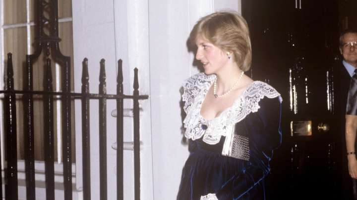 Terciopelo en Navidad: 5 estilismos para no ser nada clásica ni aburrida