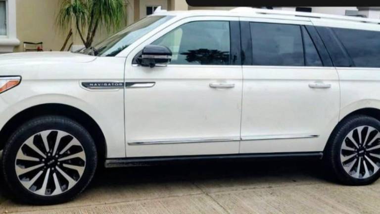 Aseguran camioneta de lujo en Residencial Montecarlo, al norte de Culiacán