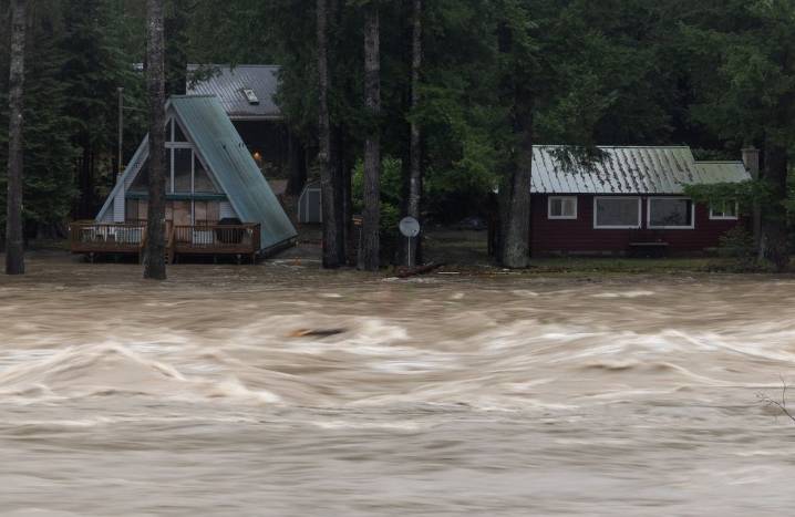 Washington residents face dire flood conditions along swelling rivers
