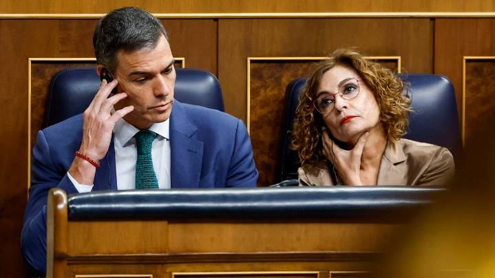 Sánchez fulmina a la mano derecha de Salazar por sus presuntos encubrimientos en los casos de acoso