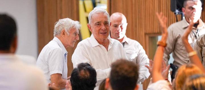 A Paola y Paloma las quieren matar, pero Cepeda tranquilo por el país: Uribe