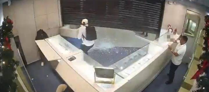 Así fue el momento del asalto a joyería en Bucaramanga: intensa balacera en el local y los pasillos