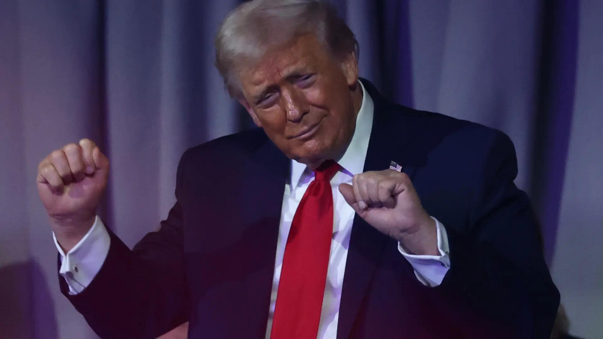 Trump lo vuelve a hacer: suena Village People y realiza su clásico 'shimmy' durante el sorteo del Mundial