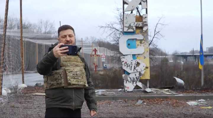 After Putin Claims Ukrainian Troops Surrounded, Zelensky Shows Up, Posts Selfies