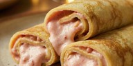 Rollitos de crepa con crema de rompope y piñón rosa: el postre gourmet perfecto para Navidad