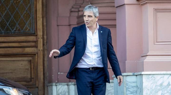 Crece la tensión entre Luis Caputo y un intendente peronista por el aumento de una tasa a los supermercados: "No compren nada en Pilar"