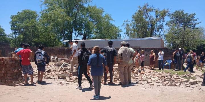 Santiago del Estero: una casa se derrumbó y un electricista quedó atrapado entre los escombros