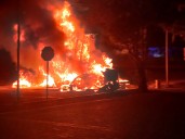 Tráiler se sale del camino en Playacar; provoca incendio y apagón parcial