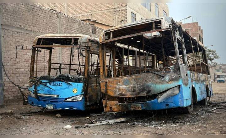 Incendian dos buses de la empresa Estrella en San Martín de Porres: choferes no saldrán a trabajar, pese a pagar S/30 diarios
