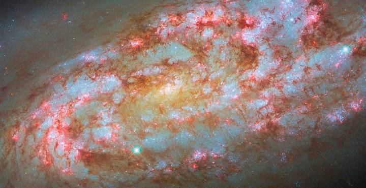 Hubble capta una tormenta de estrellas en una galaxia a 50 millones de años luz