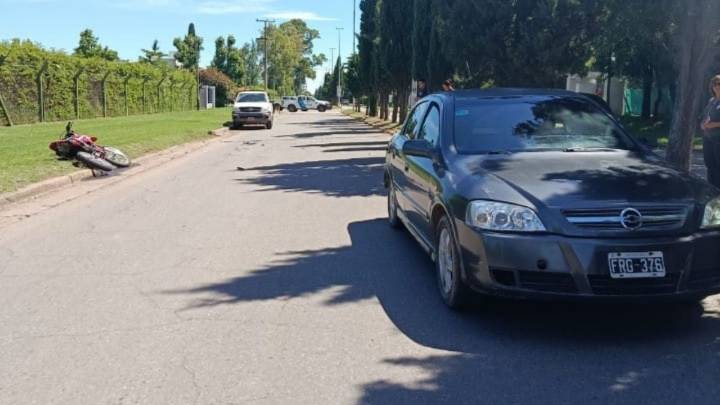 Accidente entre un auto y una moto en el acceso “Eva Perón”