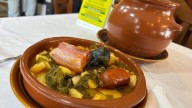El mejor pote del mundo de este año se hace en un "pequeño rincón que sorprende por su encanto y autenticidad" de Asturias: "La berza tiene que ser esponjosa"