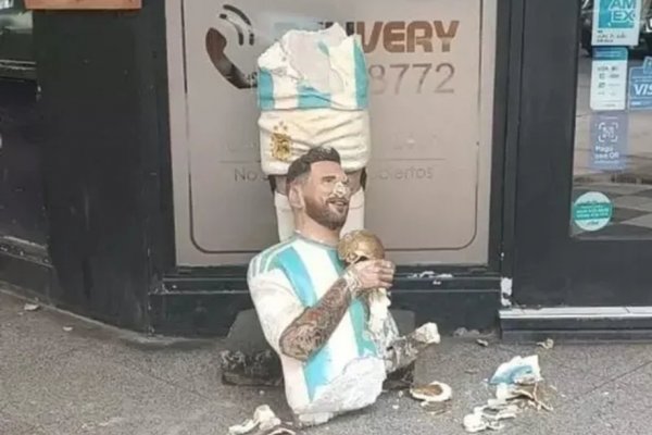 Las imágenes de cómo vandalizaron una estatua de Messi en Mar del Plata