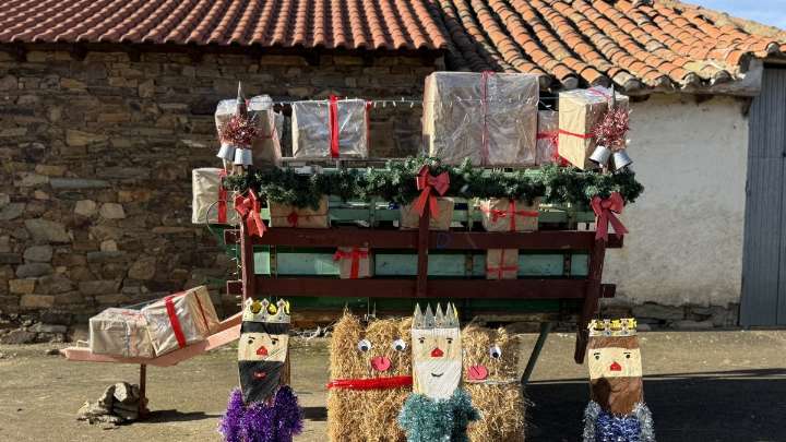 Valdespino de Somoza crea su propia Navidad con rollos de paja: las fotos