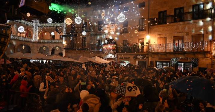Una abarrotada plaza mayor de Ciudad Rodrigo es testigo del encendido de las luces de Navidad
