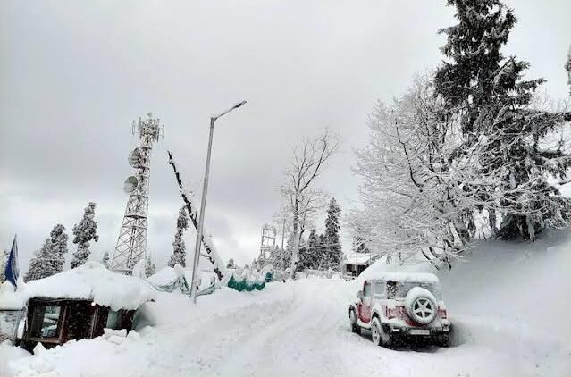 Cold wave grips Srinagar as temperature falls to Zero