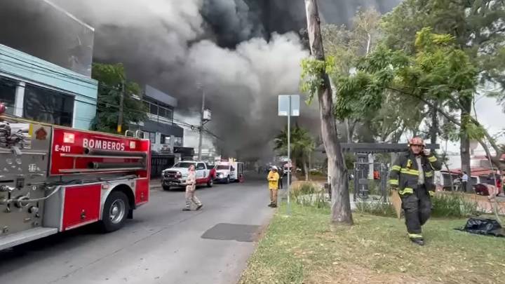 Incendio en el antro Strana en Providencia provoca fuerte movilización de cuerpos de emergencia en Guadalajara