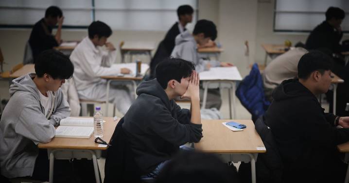 Suneung: South Korea exam chief quits over test complaints