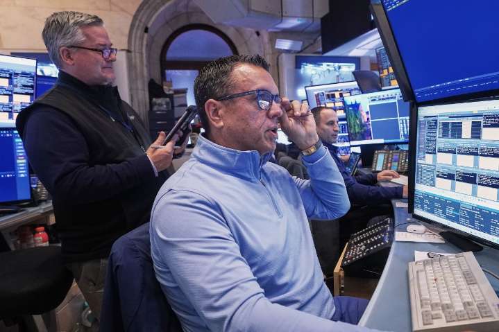 US stocks drift lower and threaten to break Wall Street’s 5