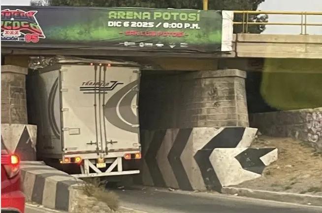 Video | Otra vez un tráiler se atoró en el Río Santiago