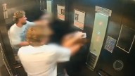 ¡Cómo si fuera saco de boxeo! Turista estadounidense agrede a su novia en un ascensor