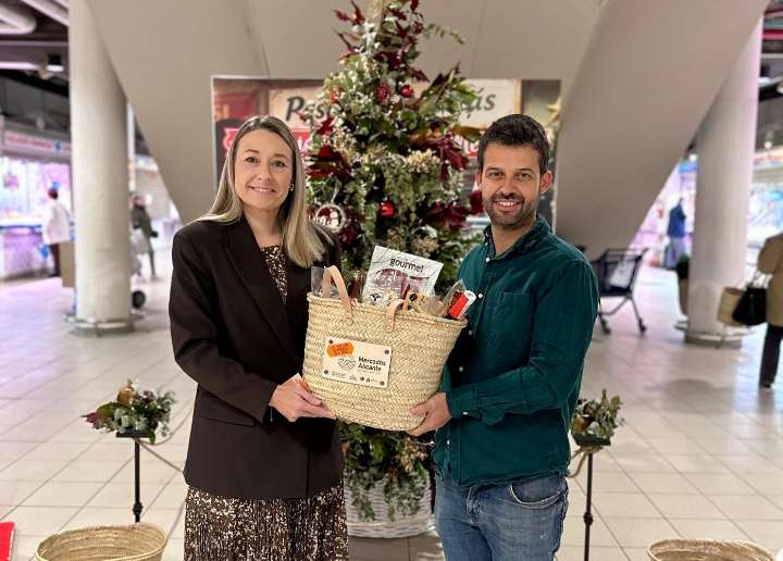 Los mercados de Alicante se engalanan de Navidad y regalan 25 cabassets con producto local para premiar a sus clientes
