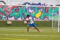 Saltillenses conviven en la nueva cancha rehabilitada de la colonia Espinoza Mireles