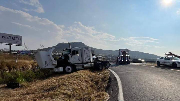 Tráiler sale de carretera al derrapar