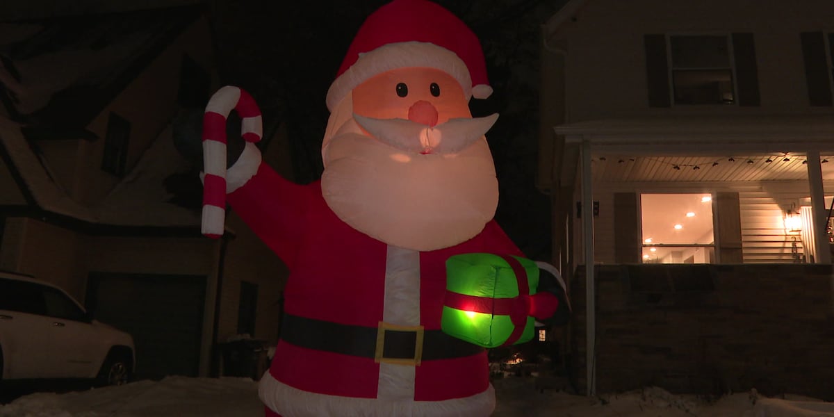 Giant inflatable Santas expand beyond Monroe St. this holiday season