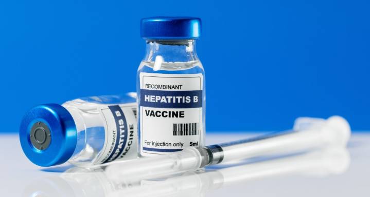 Polémica abierta: asesores de vacunas dicen que no todos los bebés necesitan una vacuna contra la hepatitis B al nacer
