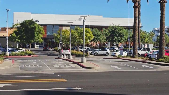 17-year-old girl possibly targeted by human trafficker at San Fernando Valley mall