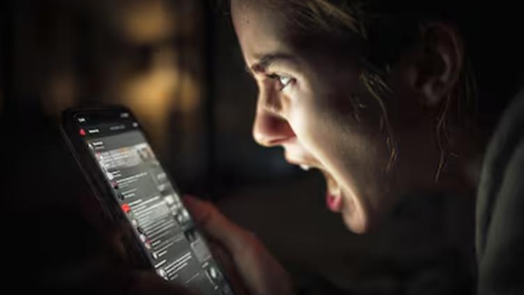 Nombra Oxford “rage bait” la palabra del año🎦