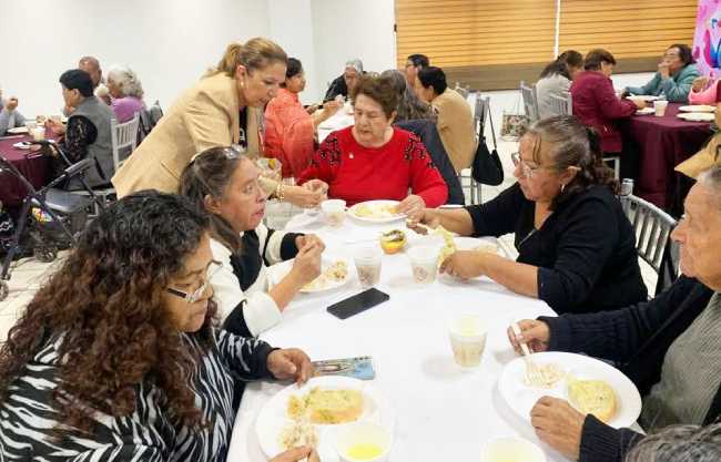 Conviven adultos mayores en Allende