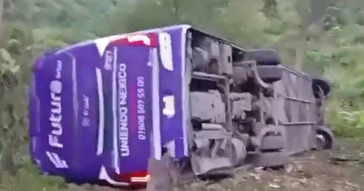 Volcadura de autobús en Tlanchinol, Hidalgo deja cinco personas muertas