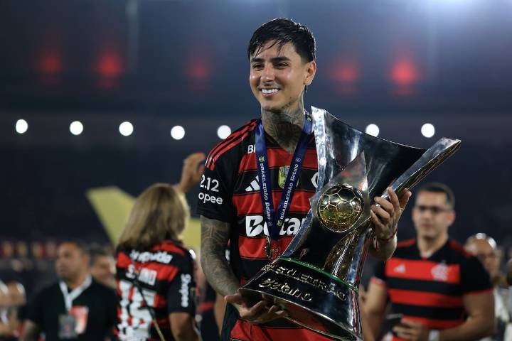 VIDEO. Erick Pulgar vuelve a coronarse campeón con Flamengo en el Brasileirao: así quedó su palmarés