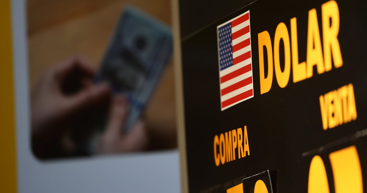 El dólar cae a mínimos de más de un año en medio de nuevo récord en el precio del cobre y las señales de la Fed