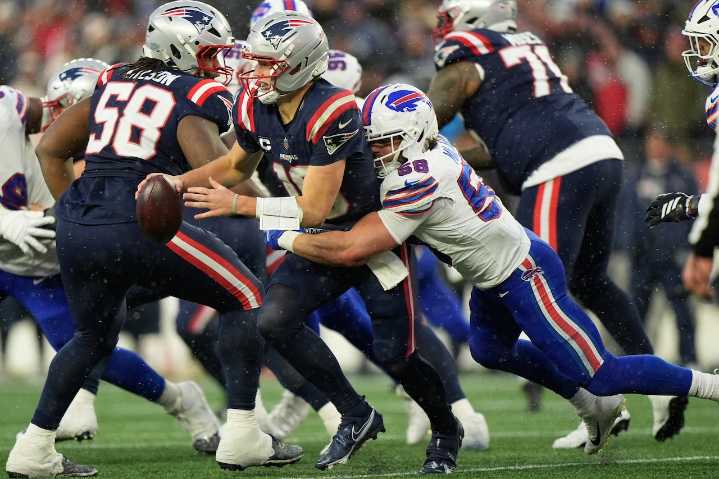 Milano's 2 sacks help Bills complete historic 21-point comeback vs Patriots