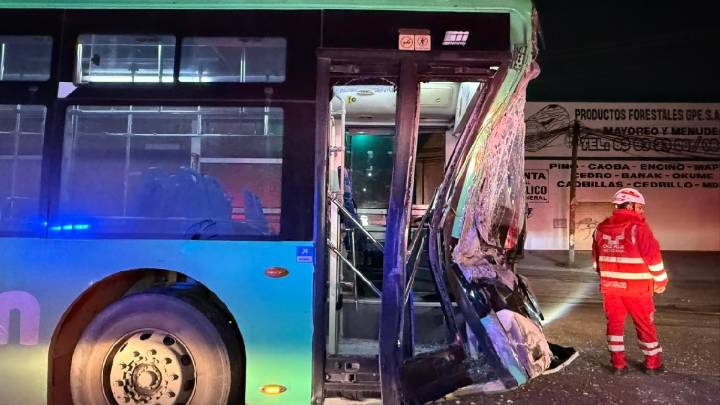 Choque entre Ecovía y transporte de personal deja 5 lesionados en Guadalupe, Nuevo León