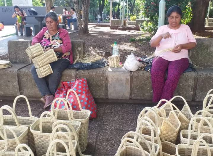Los canastos de tejido ancestral de Carmen y Mercedes