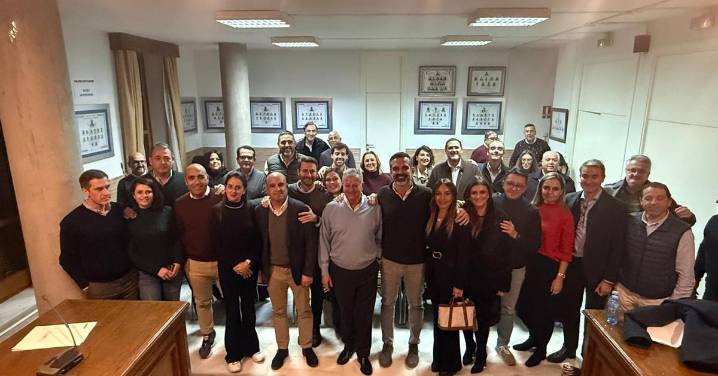 Fernández-Pacheco se reúne con responsables de Los Vélez a los que anima a seguir en la gestión