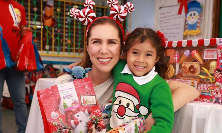 Atenea Gómez Ricalde continúa llevando juguetes y alegría a la niñez de Isla Mujeres