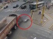 Tragedia en la Panamericana Norte: policía de tránsito cae de su moto y muere atropellado por camión