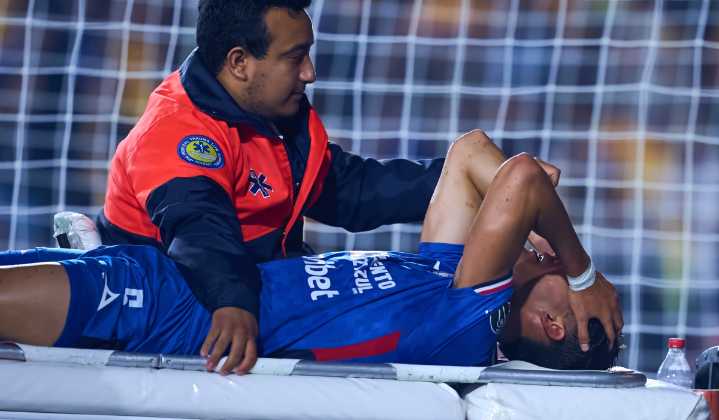 “Difícilmente va a poder regresar antes”: Especialista revela cuánto tiempo estará fuera de las canchas Chiquete Orozco