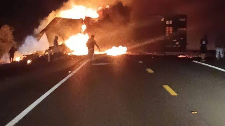 Mueren calcinados dos traileros al chocar en carretera de Tamaulipas; identifican a 'El Wache'