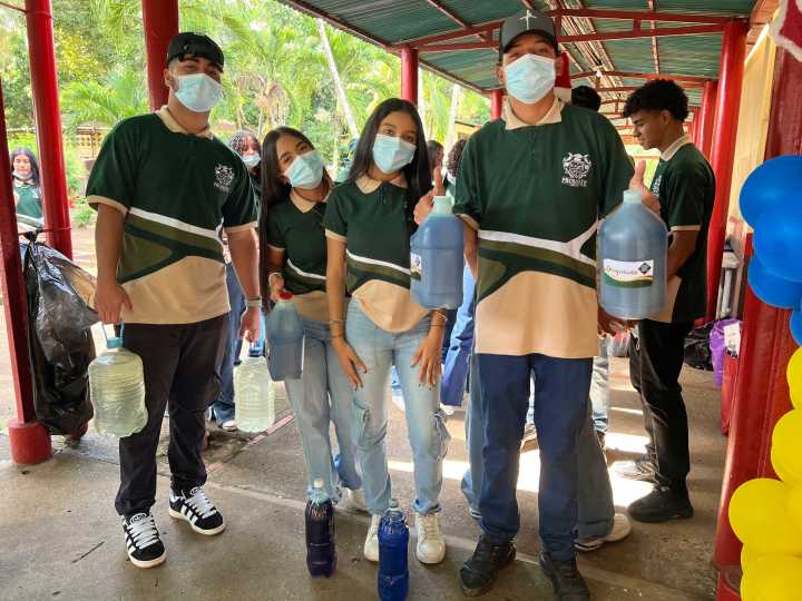 Estudiantes de la U.E Cecilio Acosta IV llevan alegría navideña a los abuelos de Las Cocuizas