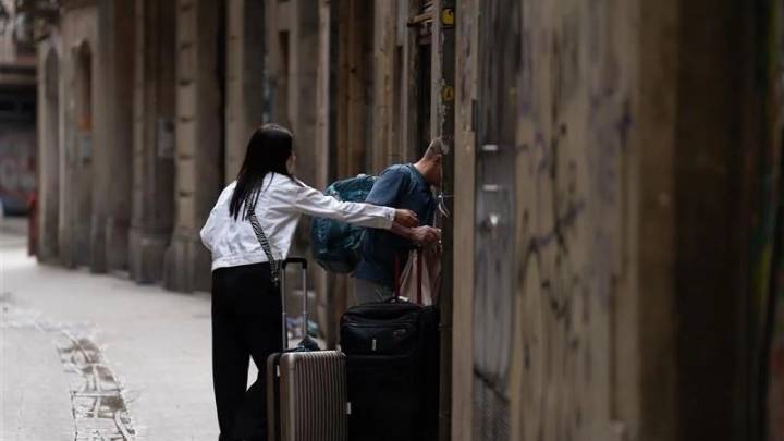 Barcelona inspecciona 8.100 pisos turísticos este 2025 y detecta 348 incumplimientos