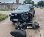 Dos adolescentes resultaron heridos al ir en moto en contramano y chocar contra una camioneta