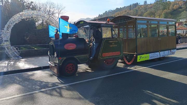 El tren navideño "Cangas Express" ya recorre las calles de la primera capital de Asturias