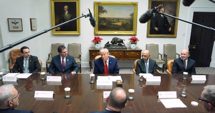 "Tarjeta dorada" de Trump ofrece estatus legal a extranjeros a partir de 1 millón de dólares